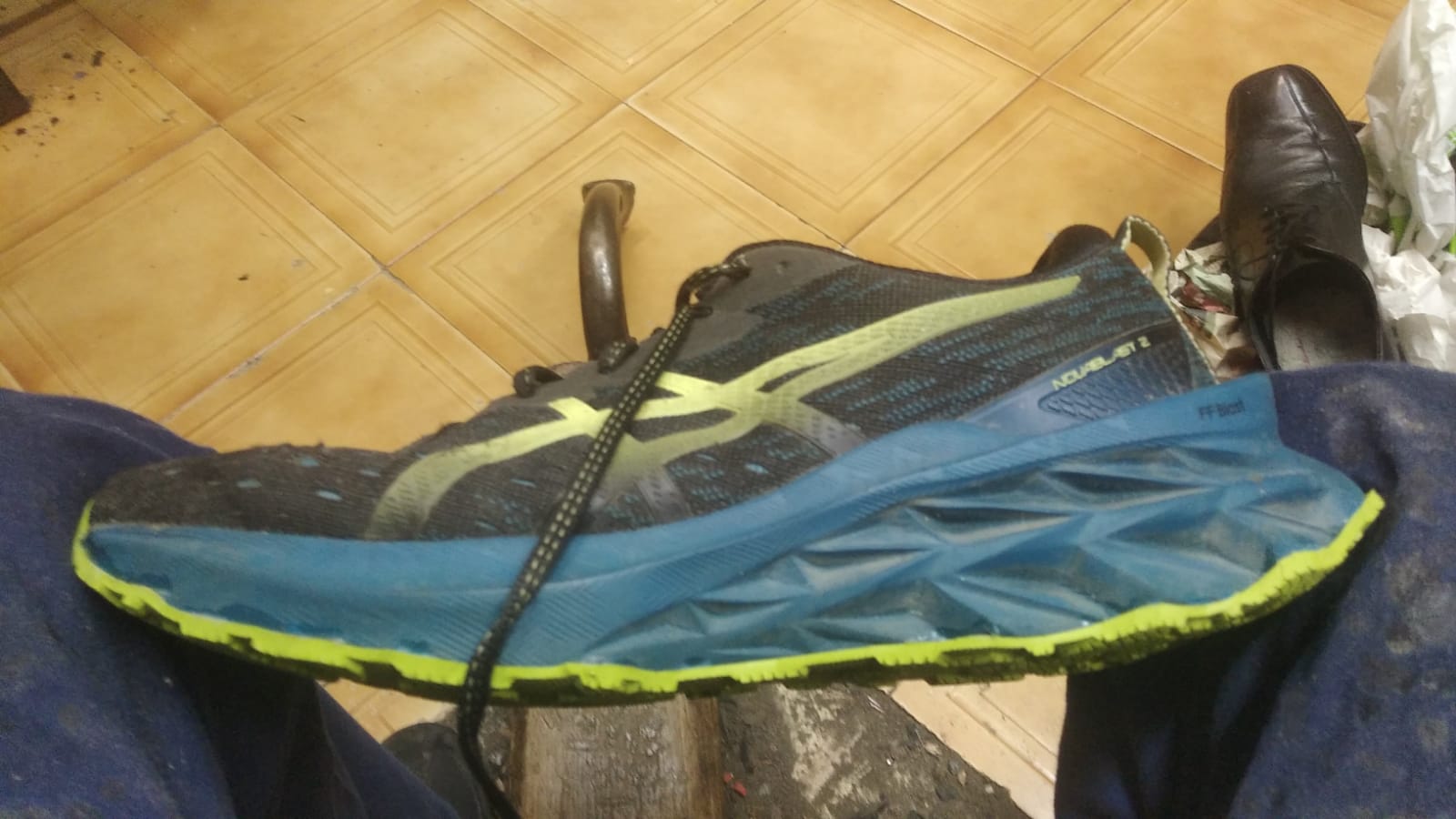 Asics trail urdin oinetakoen konponketa — zapategia Bilbon