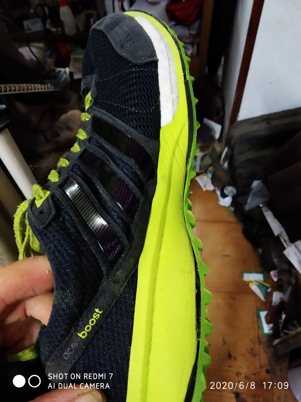 Adidas Boost-en zoria bereiztuta itsatsi aurretik — zapategia Bilbon